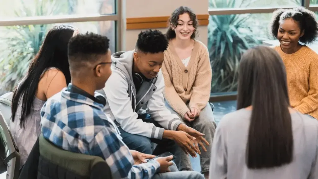 7EDU course-page photo showing learners in a group discussion